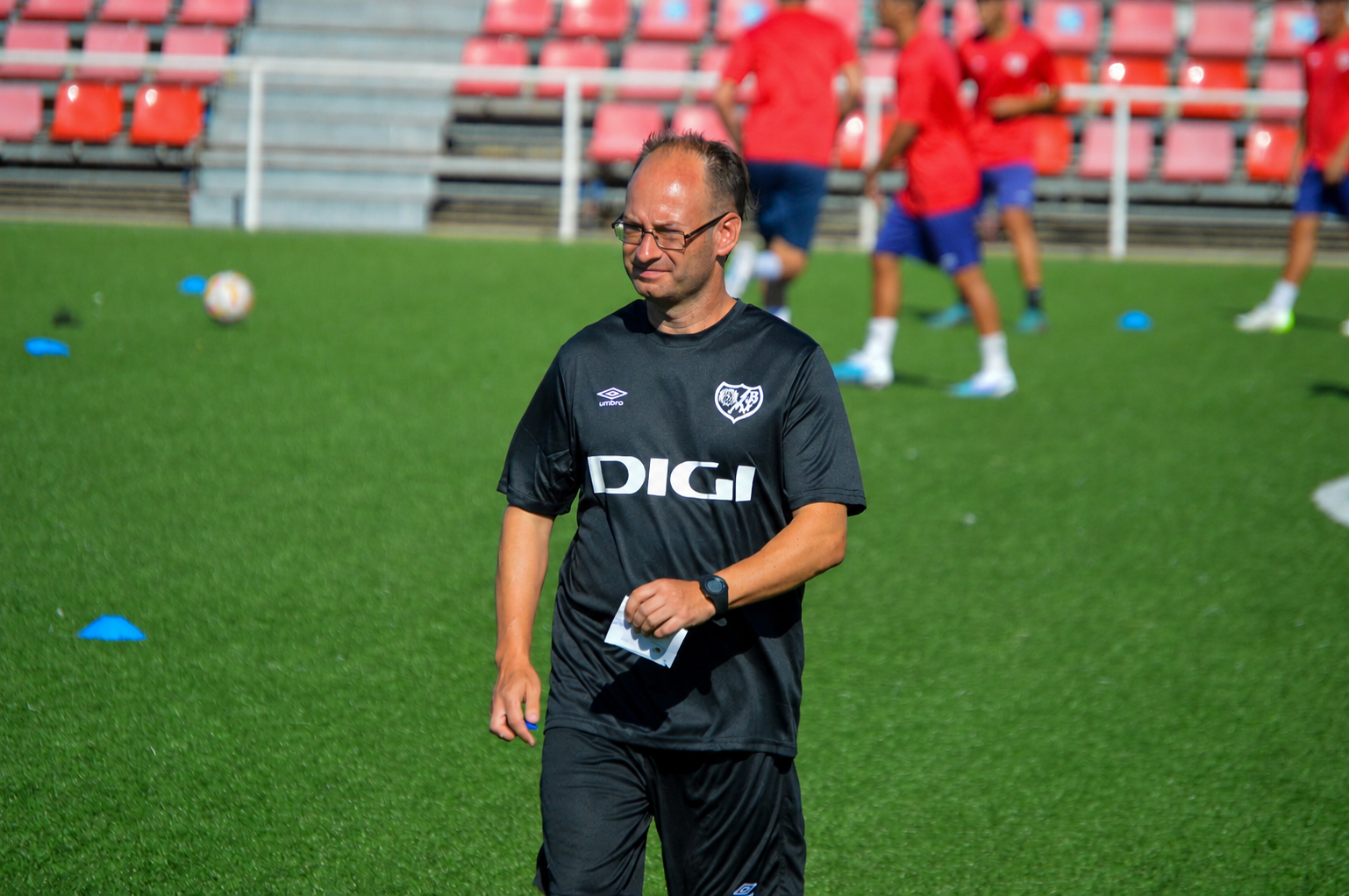 Entrenador de la Academia del Rayo Vallecano dirigiendo una sesión de entrenamiento